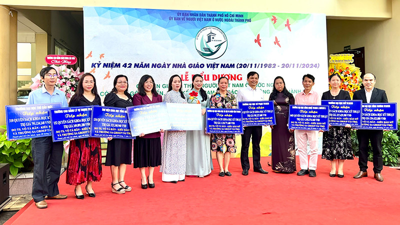 Các trường nhận bảng tiếp nhận sách do Tiến sĩ Võ Tá Hân tặng.