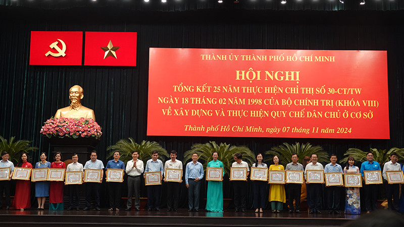 Khen thưởng cho các tập thể có thành tích xuất sắc trong việc thực hiện quy chế dân chủ ở cơ sở thời gian qua.