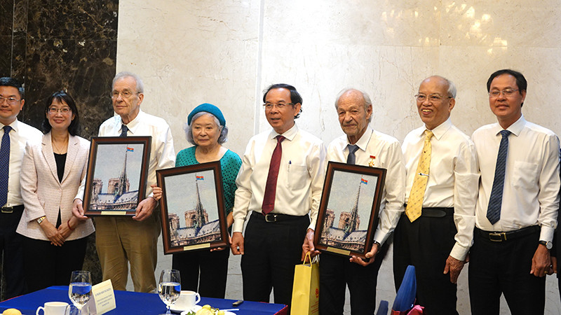 Lãnh đạo Thành phố Hồ Chí Minh chụp ảnh lưu niệm với những người bạn Thụy Sĩ và các đại biểu.