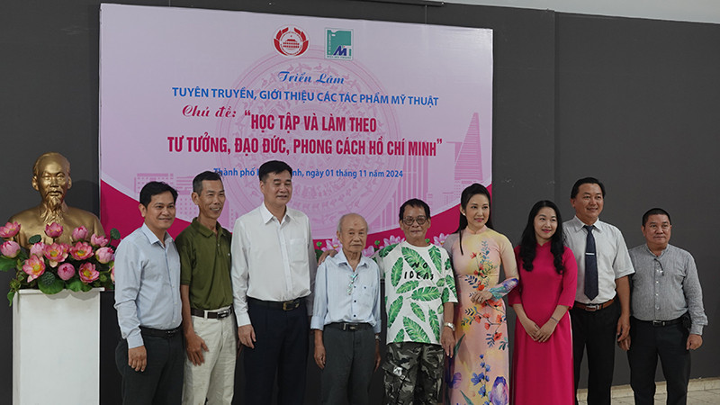 Đại biểu chụp ảnh lưu niệm với các tác giả có tác phẩm trưng bày.