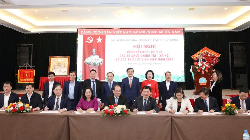 Các đơn vị trong Khối ký kết giao ước thi đua năm 2025.