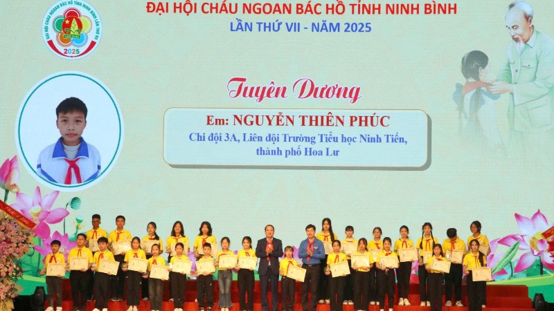 Đồng chí Mai Văn Tuất, Phó Bí thư Thường trực Tỉnh ủy, Chủ tịch Hội đồng nhân dân tỉnh Ninh Bình và đồng chí Lê Hải Long, Trưởng Ban Công tác Thiếu nhi Trung ương Đoàn, Phó Chủ tịch Thường trực Hội đồng Đội Trung ương trao tặng Giấy chứng nhận và biểu trưng Cháu ngoan Bác Hồ cho các đội viên thiếu nhi tiểu biểu của tỉnh Ninh Bình. 