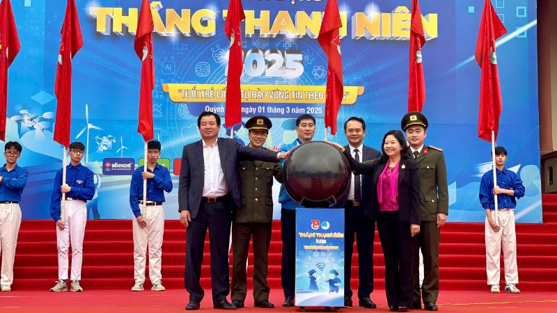 Các đại biểu thực hiện nghi thức khởi động Tháng Thanh niên năm 2025.