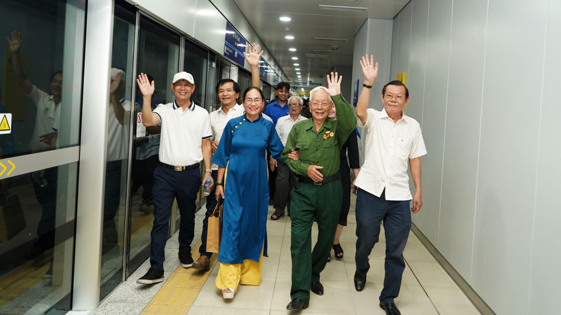 Ngay từ sáng sớm, hàng ngàn vị khách đặc biệt đã có buổi trải nghiệm đầy cảm xúc trong lần đầu tiên tuyến Metro số 1 Thành phố Hồ Chí Minh (Metro Bến Thành-Suối Tiên) chạy thử nghiệm tự động trên toàn tuyến.