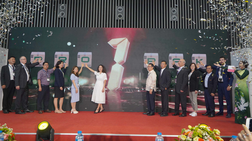 Các đại biểu ấn nút khai mạc triển lãm quốc tế lần thứ 17 về công nghệ xử lý, chế biến và đóng gói bao bì tại Việt Nam- ProPak Vietnam 2024.