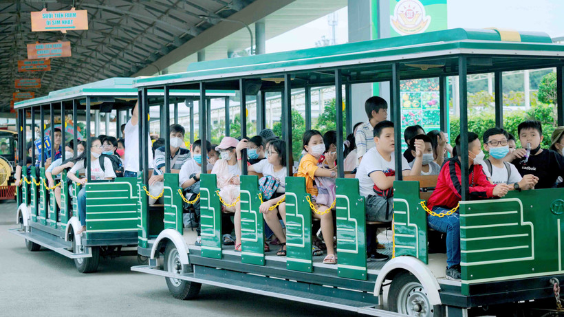  Sáng 29/4, ngày thứ hai trong kỳ nghỉ lễ 30/4, 1/5 kéo dài 5 ngày, rất đông người dân đổ về các điểm vui chơi, như: Khu du lịch Suối Tiên (thành phố Thủ Đức), Công viên nước Đầm Sen (quận 11), Thảo Cầm Viên (quận 1)...