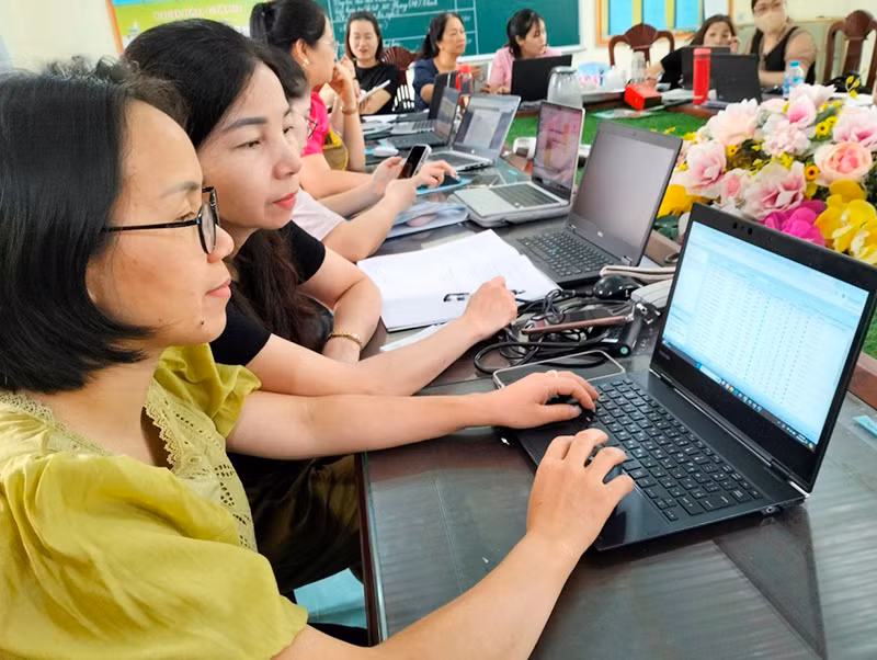 Tập huấn sử dụng học bạ số cho cán bộ, giáo viên Trường tiểu học Yên Mỹ, huyện Thanh Trì, thành phố Hà Nội. (Ảnh MINH PHƯỢNG)