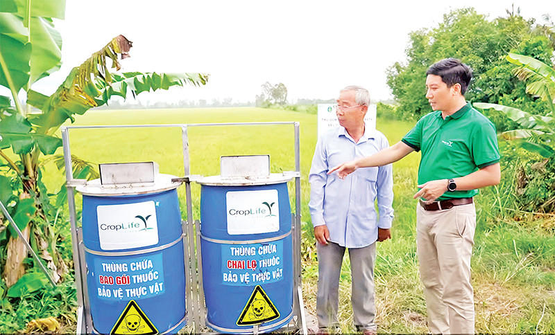 Người dân ở tỉnh Đồng Tháp được hướng dẫn sử dụng thuốc bảo vệ thực vật.