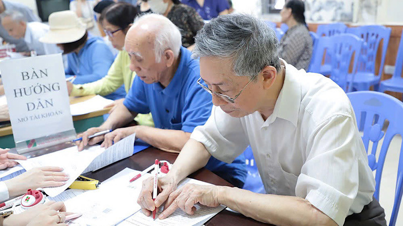 Cơ quan Bảo hiểm xã hội đẩy mạnh việc thực hiện chi trả lương hưu qua tài khoản cá nhân.