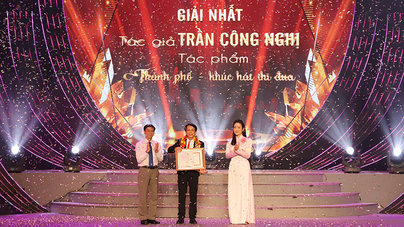 Các đại biểu trao giải Nhất cho tác giả Trần Công Nghị.