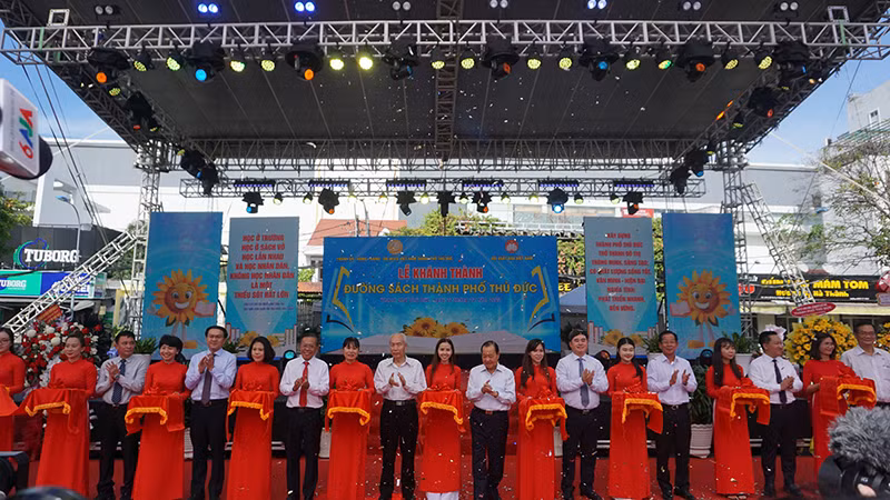 Các đại biểu cắt băng khánh thành Đường sách thành phố Thủ Đức.