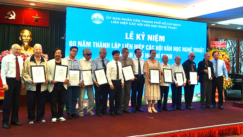Lãnh đạo Thành phố Hồ Chí Minh trao Bằng Cống Hiến cho các văn nghệ sĩ có nhiều đóng góp cho hoạt động văn học nghệ thuật Thành phố.