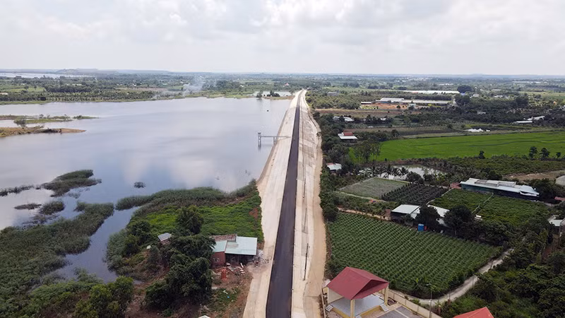 Hồ thủy lợi ở xã Long Tân, huyện Đất Đỏ cung cấp nước tưới cho nông nghiệp. 