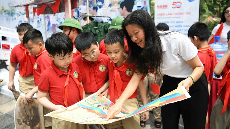 Học sinh Trường tiểu học Tràng An tham quan và trải nghiệm triển lãm.