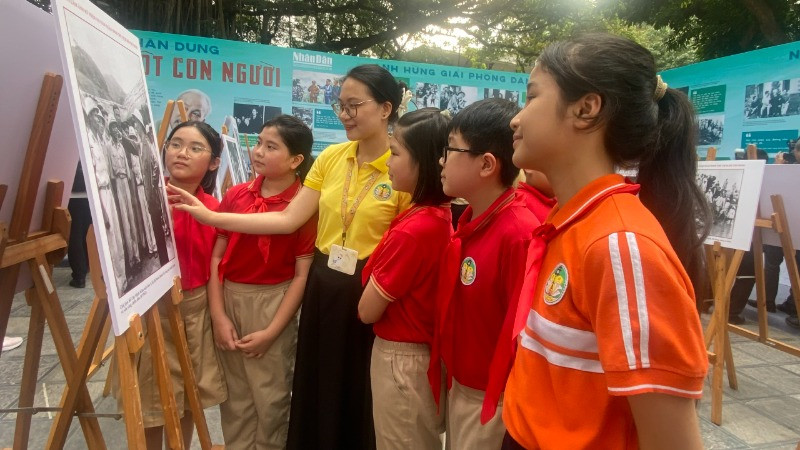 Học sinh Trường tiểu học Tràng An đến tham quan, tìm hiểu về cuộc đời, sự nghiệp và tấm gương đạo đức của Chủ tịch Hồ Chí Minh.