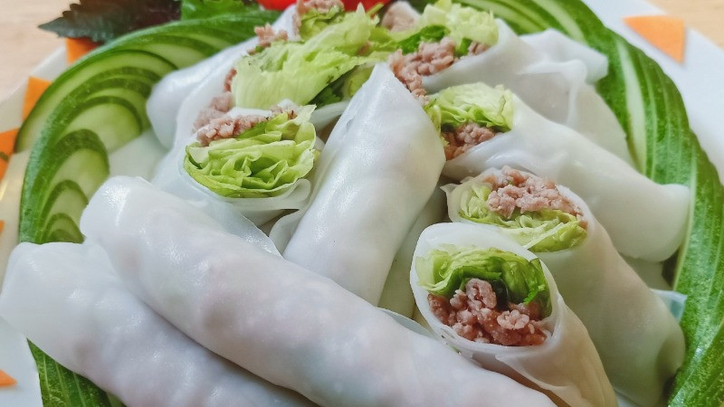 Phở cuốn là sự sáng tạo độc đáo của người Hà Thành. (Ảnh: Phở cuốn 31 Ngũ Xã)