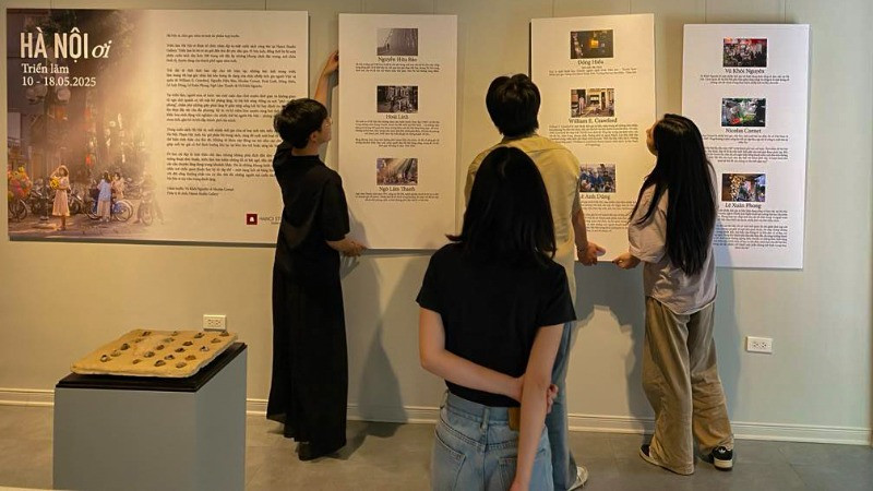 Công tác chuẩn bị cho triển lãm "Hà Nội ơi" - nơi 9 nhiếp ảnh gia cùng kể câu chuyện về Thủ đô bằng hình ảnh.