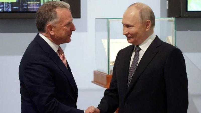 Tổng thống Nga Vladimir Putin (phải) tiếp Đặc phái viên của Tổng thống Mỹ Steve Witkoff tại thành phố St. Petersburg, ngày 11/4/2025. (Ảnh: REUTERS/TTXVN)