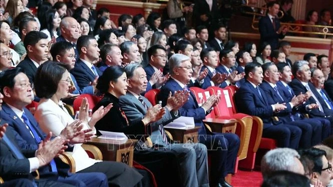 Tổng Bí thư Tô Lâm và Phu nhân với Tổng thống Kazakhstan Kassym-Jomart Tokayev dự Chương trình hòa nhạc hữu nghị Việt Nam- Kazakhstan. (Ảnh: Thống Nhất -TTXVN)