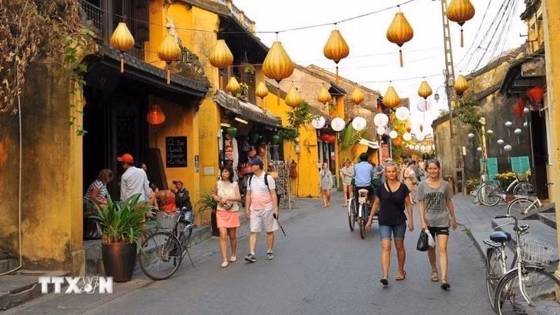 Hội An là điểm đến hấp dẫn cho những người đi xe đạp muốn trải nghiệm cảnh quan đa dạng của Việt Nam. (Ảnh: TTXVN)