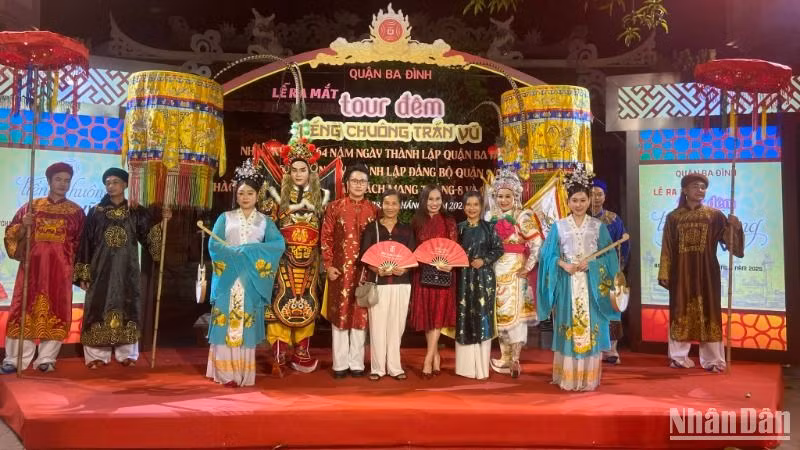 Du khách chụp ảnh lưu niệm với các diễn viên sau khi trải nghiệm tour đêm “Tiếng chuông Trấn Vũ”.