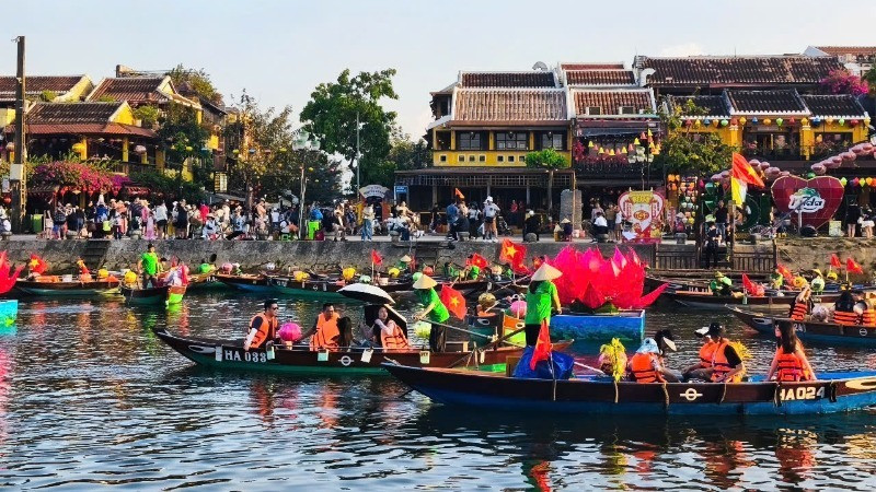 Du khách tham quan phố cổ Hội An trong dịp nghỉ lễ 30/4, 1/5. (Ảnh: HỮU TUÂN)