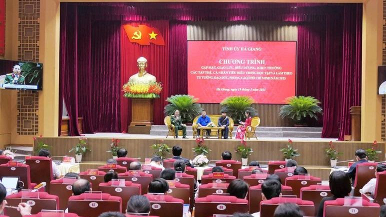 Hà Giang tổ chức gặp mặt, khen thưởng các tập thể, cá nhân tiêu biểu trong học tập và làm theo tư tưởng, đạo đức, phong cách Hồ Chí Minh.