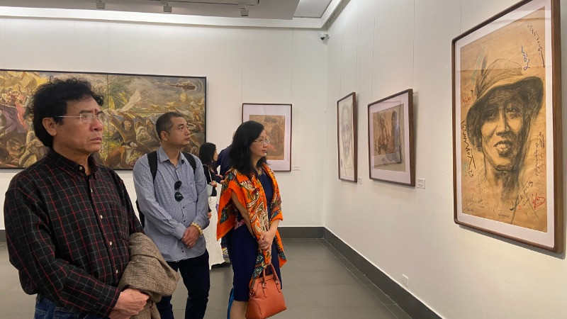 Công chúng tham quan triển lãm. (Ảnh: HUY LÊ)