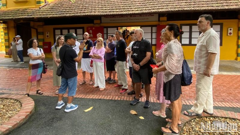 Khách quốc tế tham quan Khu di tích Chủ tịch Hồ Chí Minh tại Phủ Chủ tịch vào quý 1/2025. (Ảnh: HÀ THANH)