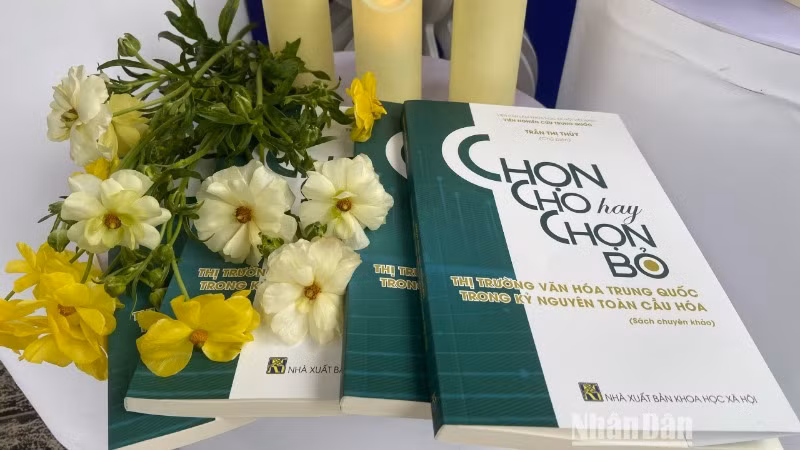 Cuốn sách “Chọn cho hay chọn bỏ - Thị trường văn hóa Trung Quốc trong kỷ nguyên toàn cầu hóa”. (Ảnh: HUY LÊ)
