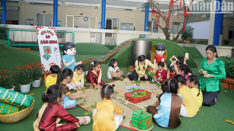 Tết Nguyên đán - Tết sum vầy cũng là khoảng thời gian ý nghĩa nhất để giáo dục con trẻ về tình cảm gia đình, truyền thống dân tộc.