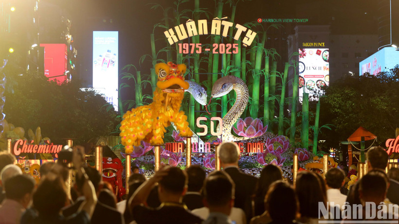 Đường hoa Nguyễn Huệ Tết Ất Tỵ 2025 được phân thành 3 phân đoạn "Kết đoàn”, “Chuyển mình” và “Phát triển”, thể hiện những chặng đường lịch sử của dân tộc Việt Nam vượt qua mọi gian nan, hy sinh, mất mát, vẫn hát vang khúc hát kết đoàn giành độc lập – thống nhất đất nước – chuyển mình phát triển bền vững. Qua chặng đường 50 năm, hôm nay cả nước đang vững tin tiến bước vào kỷ nguyên mới, “kỷ nguyên vươn mình của dân tộc Việt Nam”.