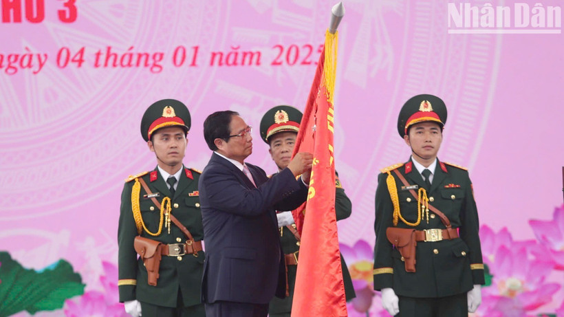 Thủ tướng Chính phủ Phạm Minh Chính trao tặng danh hiệu Anh hùng Lực lượng vũ trang nhân dân cho Lực lượng vũ trang Thành phố Hồ Chí Minh.