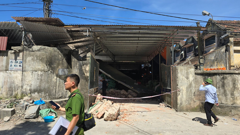 Lực lượng chức năng có mặt ngay sau khi vụ việc xảy ra để điều tra làm rõ.