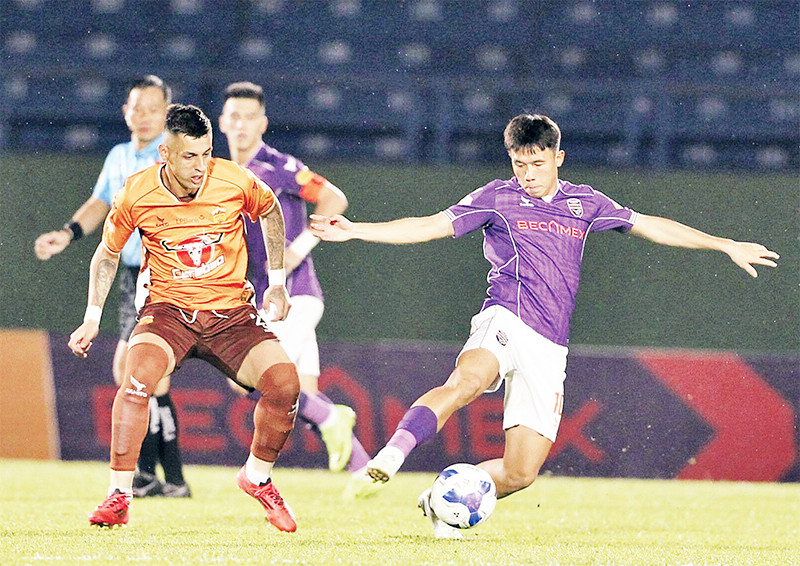 Hoàng Anh Gia Lai thua đậm Becamex Bình Dương (áo tím) 1-4.