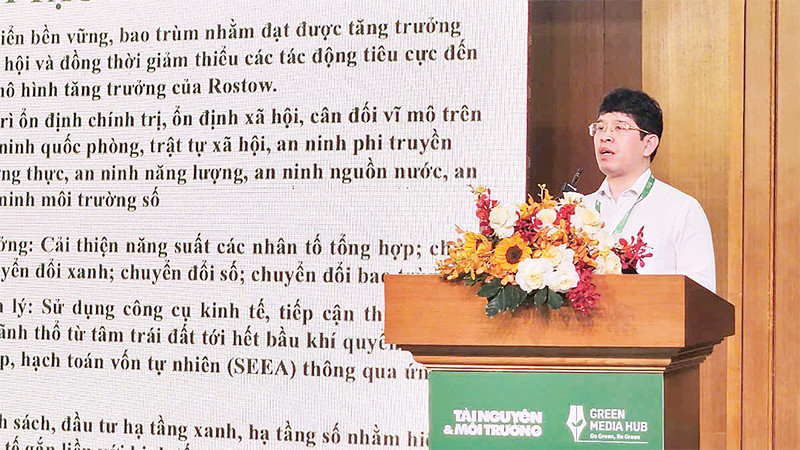 Phó Giáo sư, Tiến sĩ Nguyễn Đình Thọ, Viện trưởng Viện Chiến lược Chính sách (Bộ Tài nguyên và Môi trường) trao đổi tại hội thảo.