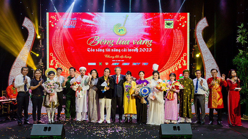 Các đại biểu, hội đồng giám khảo chúc mừng các thí sinh đoạt giải.