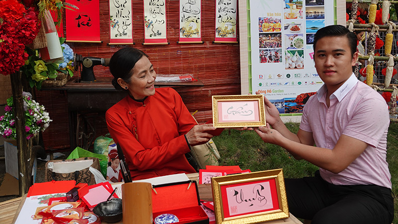 Không gian thư pháp tại Sắc quê Quảng Ngãi.