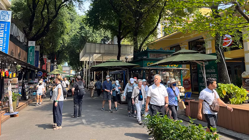 Đường sách Thành phố Hồ Chí Minh thu hút sự quan tâm của du khách quốc tế.