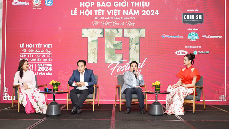 Các đại biểu trả lời câu hỏi của phóng viên tại buổi họp báo.