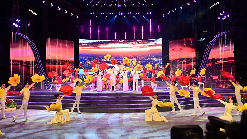 Ca khúc "Thành phố của những huyền thoại" mở đầu chương trình. (Ảnh: Quốc Thanh)