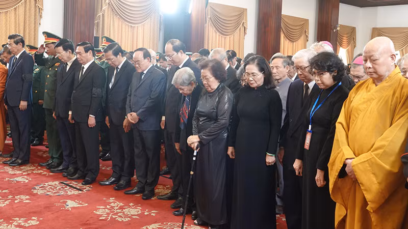 Các đại biểu dành một phút mặc niệm tưởng nhớ Tổng Bí thư Nguyễn Phú Trọng.