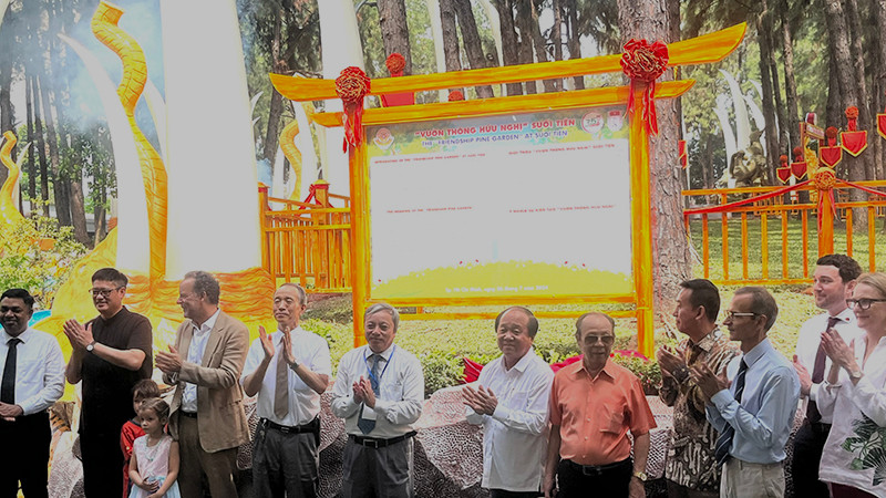 Các đại biểu thực hiện nghi thức khánh thành "Vườn cây thông hữu nghị".