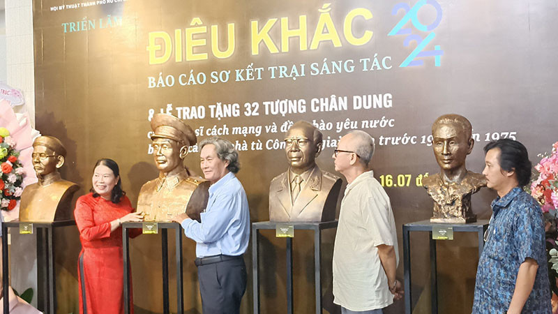 Hội Mỹ thuật Thành phố Hồ Chí Minh trao tặng 32 tượng chân dung chiến sĩ cách mạng cho Bảo tàng Côn Đảo.