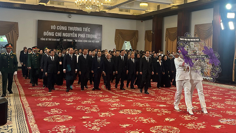 Đoàn Thành ủy, Hội Đồng nhân dân, Ủy ban nhân dân Thành Phố Hồ Chí Minh kính viếng Tổng Bí thư Nguyễn Phú Trọng.