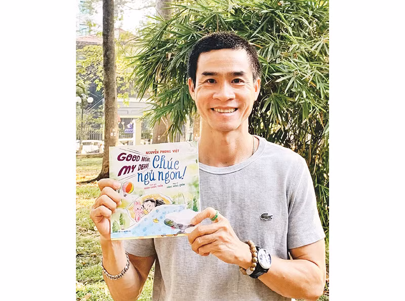 Nhà thơ Nguyễn Phong Việt với tập thơ song ngữ "Chúc ngủ ngon".
