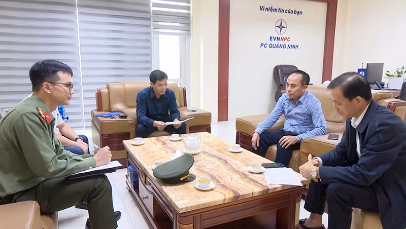 Phòng An ninh kinh tế Công an tỉnh Quảng Ninh nắm tình hình về các đối tượng giả danh nhân viên ngành điện để lừa đảo chiếm đoạt tài sản của khách hàng.