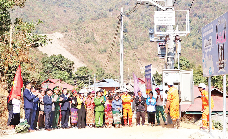 Các đồng chí lãnh đạo huyện Điện Biên và nhân dân bản Xa Cuông, xã Pa Thơm (huyện Điện Biên, tỉnh Điện Biên) vui mừng chứng kiến lễ đóng điện lưới quốc gia về bản Xa Cuông. 