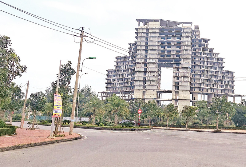 Khách sạn 19 tầng thuộc dự án khu du lịch sinh thái Sài Gòn-Bảo Ninh dang dở, bỏ hoang nhiều năm nay.