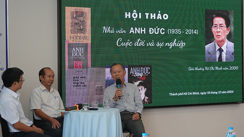 Các đại biểu trao đổi tại buổi hội thảo.